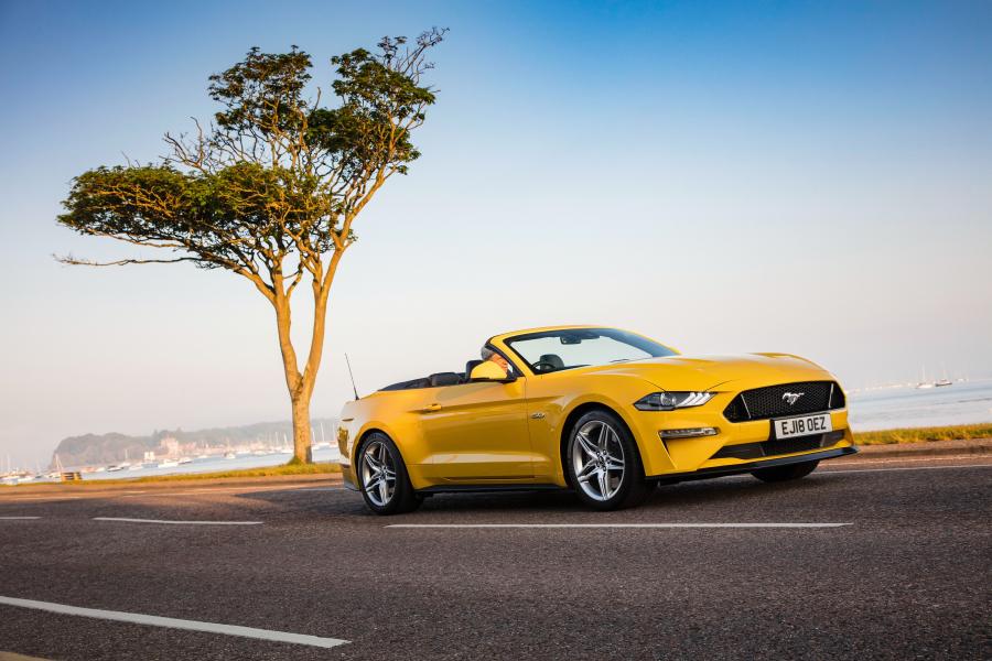  Ford Mustang GT Convertible 2018 года  (UK) (фото 2 из 8)